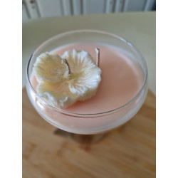 Bougie en verre cocktail avec rose – Élégance florale